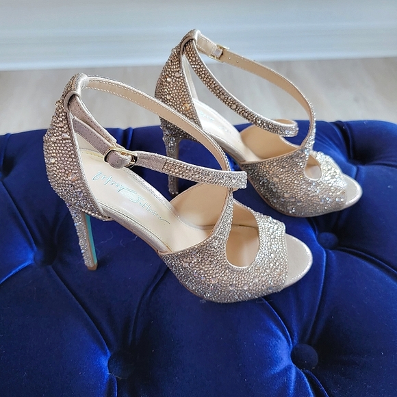 NEW. BLUE BY BETSEY JOHNSON Sage Evening Sandals in Light Gold - Picture 8 of 13